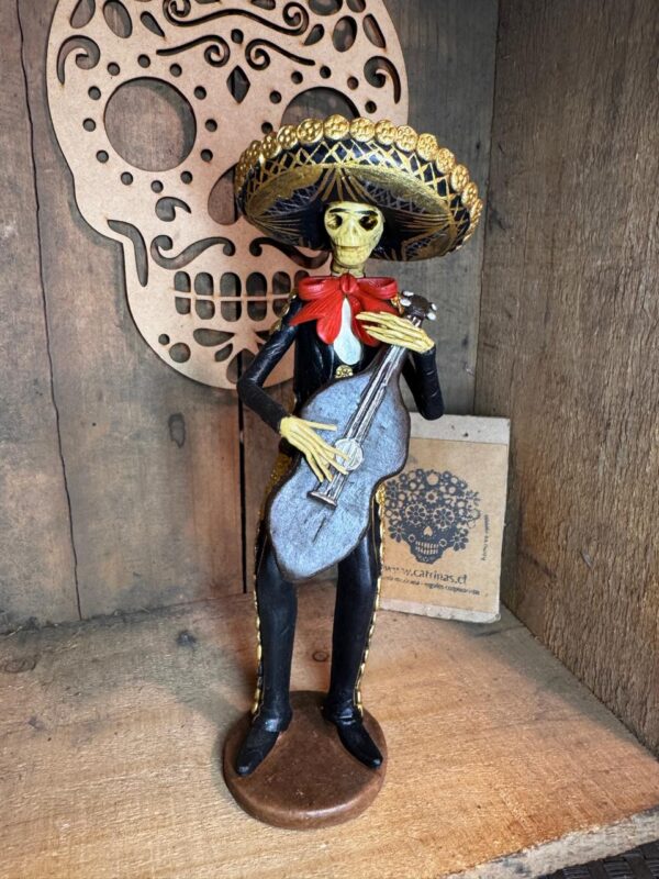 Catrin Mariachi Guitarron Tito